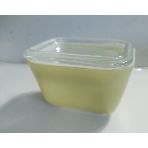 Collectible Pyrex Lidded Yellow Refrigerator Dish 501 1 1/2 cup - Picture 2 of 12